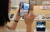 지난 11일 서울 강남구 삼성디지털플라자 강남본점에서 방문객들이 스마트폰 갤럭시Z플립4와 갤럭시Z폴드4 제품을 살펴보고 있다. 연합뉴스