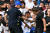 경기 후 악수하는 과정에서 신경전을 펼친 토트넘의 콘테(오른쪽) 감독과 첼시의 투헬(왼쪽) 감독. AFP=연합뉴스