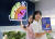 홍대 T팩토리 매장에서 SKT 홍보모델이 폴드4·플립4 구매 혜택을 소개하는 모습 사진 SK텔레콤
