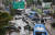 지난 9일 오전 서울 서초구 진흥아파트 앞 서초대로 일대에서 전날 내린 폭우에 침수됐던 차량이 모습을 드러내고 있다. 연합뉴스