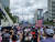 15일 오후 서울 중구 동화면세점 앞 일대에서 열린 보수단체 집회 참가자들이 태극기와 성조기를 흔들고 있다. 이병준 기자