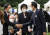  주호영 국민의힘(왼쪽)·우상호 더불어민주당 비대위원장이 15일 용산 대통령실에서 열린 광복절 경축식에 참석해 인사하고 있다. [사진 대통령실사진기자단]
