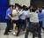 지난 13일(현지 시간) 중국 상하이 쉬후이 구역에 있는 이케아 매장이 코로나19로 긴급 봉쇄되자 일부 쇼핑객들이 문틈을 비집고 빠져나가려 안간힘을 쓰고 있다. 사진 웨이보 캡처