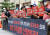반 이준석 성향의 보수 단체 회원들이 지난 10일 서울경찰청 앞에서 이준석 전 국민의힘 대표 구속 수사를 촉구하는 집회를 하고 있다. 뉴스1