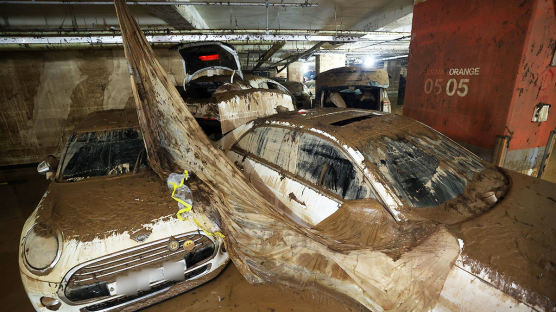 [포토타임] 폭우 들어찼던 지하주차장... 진흙 범벅 차로 가득