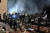 러시아군의 공격에 무너진 하르키우 아파트 단지에서 구조대원이 희생자 시신을 옮기고 있다. AFP=연합뉴스