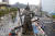 새로운 광화문광장 개장을 앞두고 7월 21일 오전 서울 광화문광장에 설치된 이순신 장군 동상의 묵은 때를 벗겨내는 세척작업이 진행되고 있다. 연합뉴스