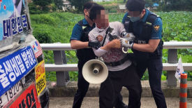 文 전 대통령 관계자 커터칼로 위협한 평산마을 시위자 구속