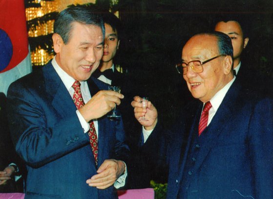 1992년 8월 한국과 중국의 수교 이후 9월 중국을 방문한 노태우 대통령이 공식만찬에서 양상쿤 중국 국가주석과 건배를 하는 모습[중앙포토]