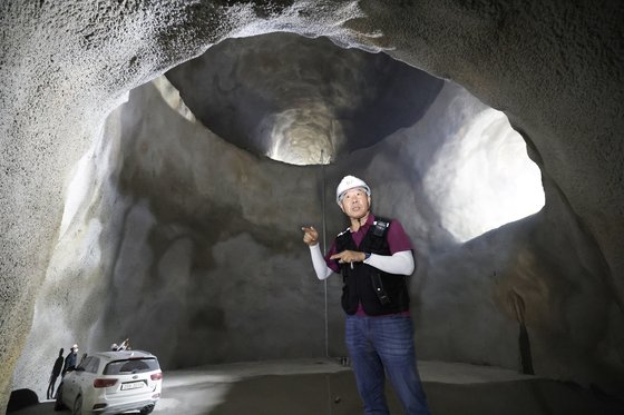박강순 IBS 지하실험연구단 책임기술원이 중성미자 검출 장치를 위해 마련된 높이 28m, 폭 20m의 지하 원형공간에서 내부 구조를 설명하고 있다. 김경빈 기자