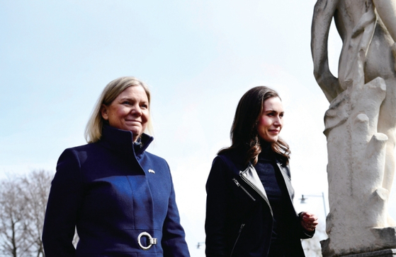 지난 4월 13일(현지시간) 스웨덴 스톡홀름에서 열린 회의에 참석한 마그달레나 안데르손 스웨덴 총리(왼쪽)와 산나 마린 핀란드 총리. EPA=연합뉴스