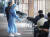 19일 오전 서울 송파구보건소에 마련된 코로나19 선별진료소에서 의료진이 분주히 소독을 하고 있다. 뉴스1