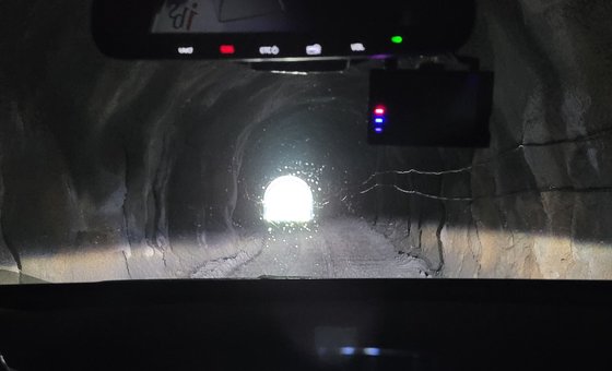 지하 1km 정선 예미랩 실험실을 SUV에 의지해 6km 개미굴을 달려 지상으로 나왔다. 최준호 기자