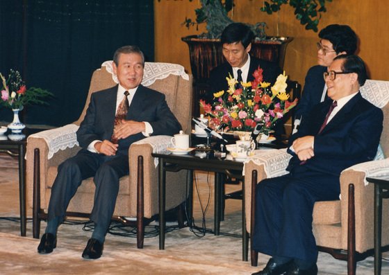 1992년 9월 중국을 방문한 노태우 대통령이 장쩌민 중국 공산당총서기와 요담하는 모습. [중앙포토]