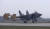 러시아 공군의 미그(MiG)-31 전투기가 18일(현지시간) 러시아 역외 영토인 칼리닌그라드 치칼로프스크 공군기지에 착륙하고 있다. AP=연합뉴스