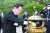 이재명 더불어민주당 의원이 전당대회 출마 선언 다음날인 지난 7월 18일 서울 동작구 국립서울현충원 김대중 대통령 묘소를 참배했다. 뉴스1