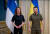볼로디미르 젤렌스키(오른쪽) 우크라이나 대통령이 지난 5월 26일(현지시간) 키이우를 깜짝 방문한 산나 마린 핀란드 총리와 만나고 있다. 젤렌스키 대통령은 “핀란드의 군사 지원이 큰 도움이 된다”라고 고마움을 전했다. AP=연합뉴스