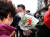 지난 5월 당시 윤석열 대통령 당선인이 1기 신도시 현안 점검을 하면서 아파트 주민으로부터 꽃다발을 받고 있다. 연합뉴스 