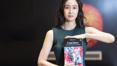 "살기 위해" BTS 춤춘 아이들에 놀라서 쓴 책…美아마존 1위