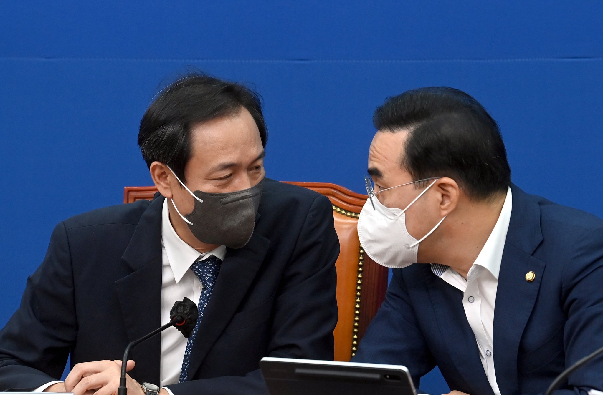 더불어민주당 우상호 비상대책위원장(왼쪽)과 박홍근 원내대표가 22일 국회에서 열린 비상대책위원회의에서 대화하고 있다. 김성룡 기자