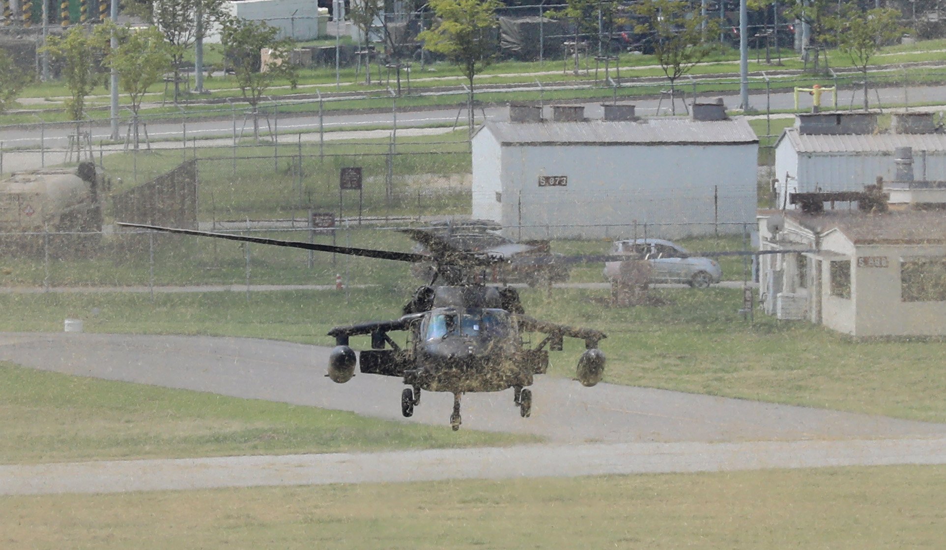 22일 경기 평택시 팽성읍 주한미군 캠프 험프리스에서 헬기가 이륙하고 있다. 뉴스1