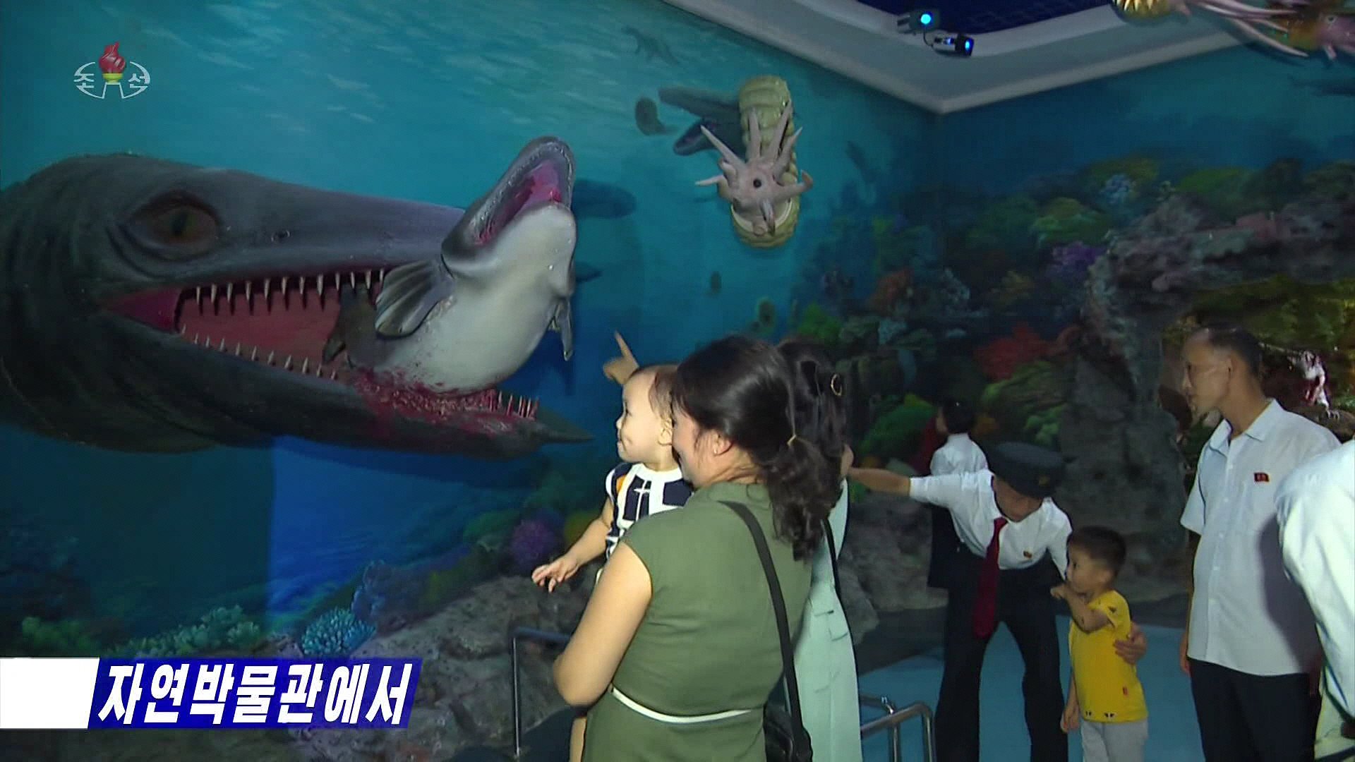 평양 자연박물관에서 마스크를 벗은 어린이들이 상어 등 바다생물을 형상화한 전시물을 보고 있다. 조선중앙TV=연합뉴스