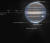 목성의 또렷한 사진 뿐 아니라, 목성의 희미한 고리와 위성들도 드러나 있다. 목성의 고리는 작은 얼음 알갱이로 돼 있어 기존 허블망원경으로는 찍을 수 없었다. [사진 NASA]
