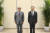 I8월 17일 중국 텐진에서 회담을 한 아키바 다케오 일본 국가안전보장국장(왼쪽)과 양제츠 중국 공산당 외교담당 정치국원. 신화=연합뉴스 