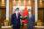 박진 외교부 장관(왼쪽)이 지난 9일 중국 산둥성 칭다오에서 열린 한중 외교장관회담에서 왕이 중국 외교담당 국무위원 겸 외교부장과 기념촬영을 하고 있다. 외교부 제공, 뉴스1