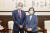 23일 대만을 방문한 후루야 게이지 일본 중의원 의원(왼쪽)이 차이잉원 대만 총통과 면담한 후 기념촬영을 하고 있다. AP=연합뉴스