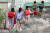 코로나19 재유행이 계속되고 있는 가운데 17일 오전 서울 시내의 한 초등학교에서 개학을 맞은 학생들이 등교하고 있다.   연합뉴스