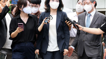 [사진] ‘법카 의혹’ 김혜경, 피의자로 경찰 출석