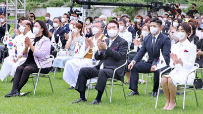 광복절 尹 옆 핑크재킷女 '친일파 후손' 논란…보훈처 반박