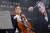 양성원이 23일 ‘베토벤 첼로 소나타 전곡집’ 발매 기념 기자간담회에서 연주하고 있다. [뉴시스]