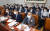 김대기 대통령 비서실장(왼쪽 둘째)이 23일 국회에서 열린 운영위 전체회의에서 의원질의에 답하고 있다. 왼쪽은 김성한 국가안보실장. [뉴스1]