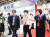 이백선 옌타이시 투자촉진센터 고문(오른쪽 셋째)이 한중(옌타이)산업단지에서 열린 박람회를 귀빈에게 소개하고 있다. [사진 이백선]