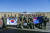 24일 호주 다윈기지에서 연합 편대비행 및 공중급유훈련을 마친 양국 공군 조종사들과 관계자들이 서로의 국기를 나눠들며 파이팅을 외치고 있다. 사진 공군