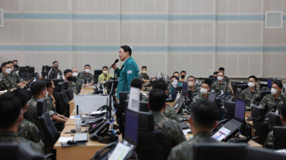 지하 벙커 찾은 尹 “북핵 대응능력 획기적 보강하라”