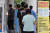코로나19 신규 확진자가 15만258명 발생한 23일 오전 서울 마포구보건소에 마련된 선별진료소에서 시민들이 검사를 기다리며 줄을 서고 있다. 연합뉴스