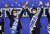 더불어민주당 이재명(왼쪽), 박용진 당대표 후보가 28일 서울 송파구 올림픽공원 체조경기장에서 열린 민주당 제5차 정기전국대의원대회에 참석해 인사를 하고 있다. 뉴시스