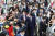 윤석열 대통령이 지난 26일 오후 대구 중구 서문시장을 찾아 시민들을 향해 인사하고 있다. 뉴스1