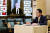 기시다 후미오 일본 총리가 26일 일본 도쿄 총리관저에서 아프리카개발회의 개막을 기념해 카이스 사이에드 튀니지 대통령과 화상으로 정상회담을 하고 있다. AFP=연합뉴스