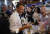마크롱 대통령이 27일 알제리 서부 도시 오랑을 방문해 유명 레코드 샵 '디스코 마그레브'를 찾았다. AFP=연합뉴스