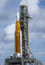 아폴로 프로그램 이후 50년 만에 사람을 달에 보내기 위한 ‘아르테미스’ 프로그램을 수행할 로켓이 27일(현지시간) 미국 케네디우주센터에서 발사를 대기하고 있다. [UPI=연합뉴스]