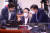 김도읍 국회 법제사법위원장(가운데)이 22일 서울 여의도 국회에서 열린 법제사법위원회 전체회의에서 여야 간사인 기동민 더불어민주당 의원(왼쪽), 정점식 국민의힘 의원과 대화를 나누고 있다. 김성룡 기자.