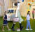 에바 알머슨의 작품 세계를 알아본 박주영(왼쪽)·김윤슬 학생기자가 『걷기』 주인공 조형물과 나란히 걷는 포즈를 취하고 있다.