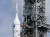 미국 플로리다주 케이프커내버럴의 케네디우주센터에서 27일(현지시간) 미국의 달 복귀 계획인 '아르테미스(Artemis) 프로그램의 로켓인 '우주발사시스템'(SLS)에 유인 캡슐 '오리온'이 탑재돼 있다. 연합뉴스