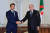 에마뉘엘 마크롱 프랑스 대통령(왼쪽)이 27일 압델마드지드 테분 알제리 대통령과 회담 직후 기념촬영을 하고 있다. EPA=연합뉴스