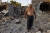 29일(현지시간) 우크라이나 미콜라이우에 대한 러시아의 공격으로 집을 잃은 한 남성의 모습. 로이터=연합뉴스