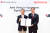 권영수 LG에너지솔루션 부회장(왼쪽)과 미베 토시히로 혼다 CEO가 29일 배터리 합작법인 설립 체결식 뒤 기념촬영을 하고 있다. [연합뉴스]